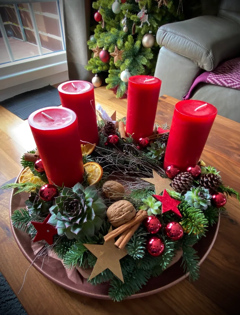 Adventskranz mit vier roten Kerzen