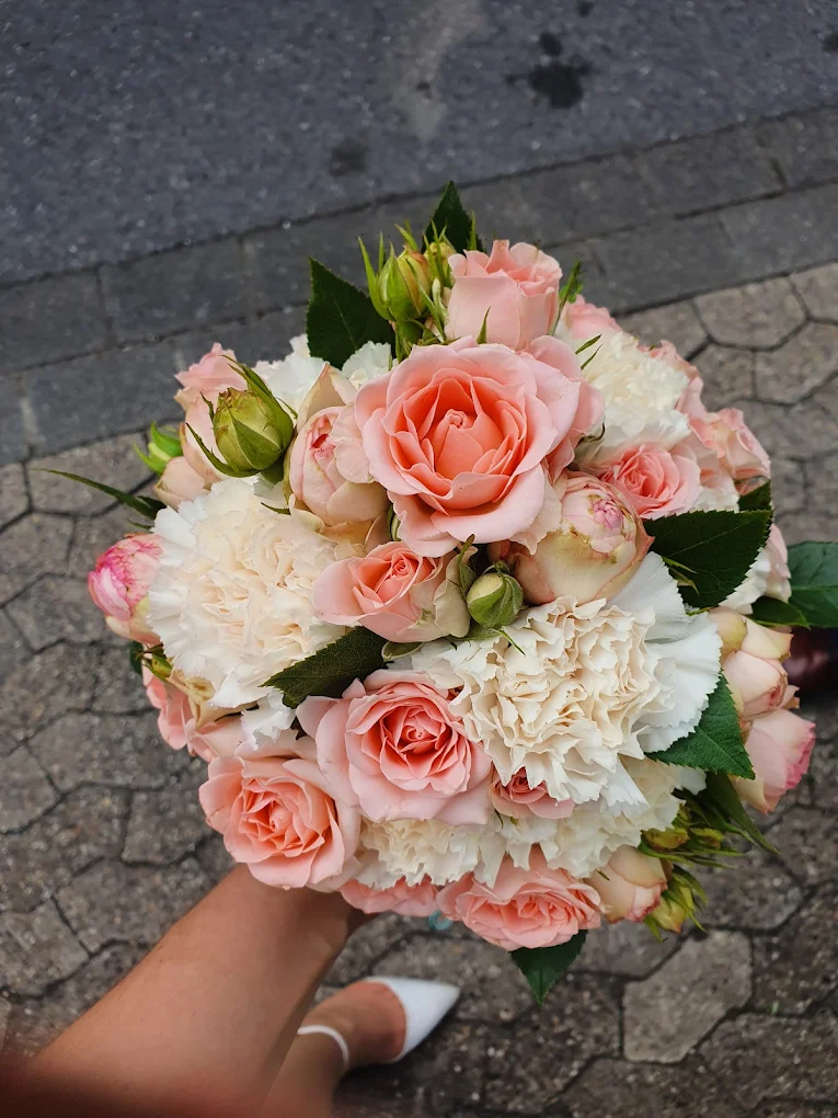 Brautstrauß aus apricotfarbenen Rosen und weißen Nelken