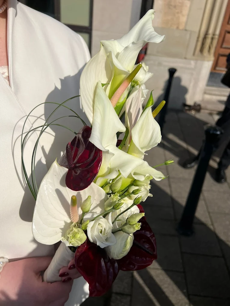 Eleganter Brautstrauß aus weißen Callas und roten Anthurien