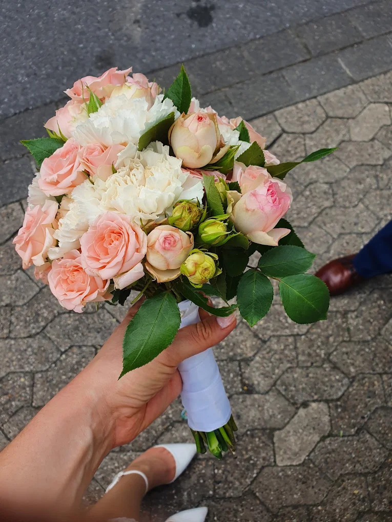 Brautstrauß mit rosa Rosen und weißen Pfingstrosen