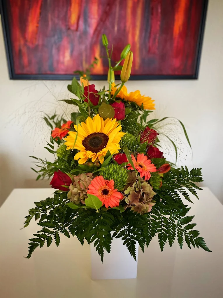 Florales Gesteck mit Sonnenblume und Gerbera