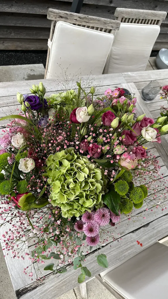 Strauß mit grüner Hortensie und lila Lisianthus