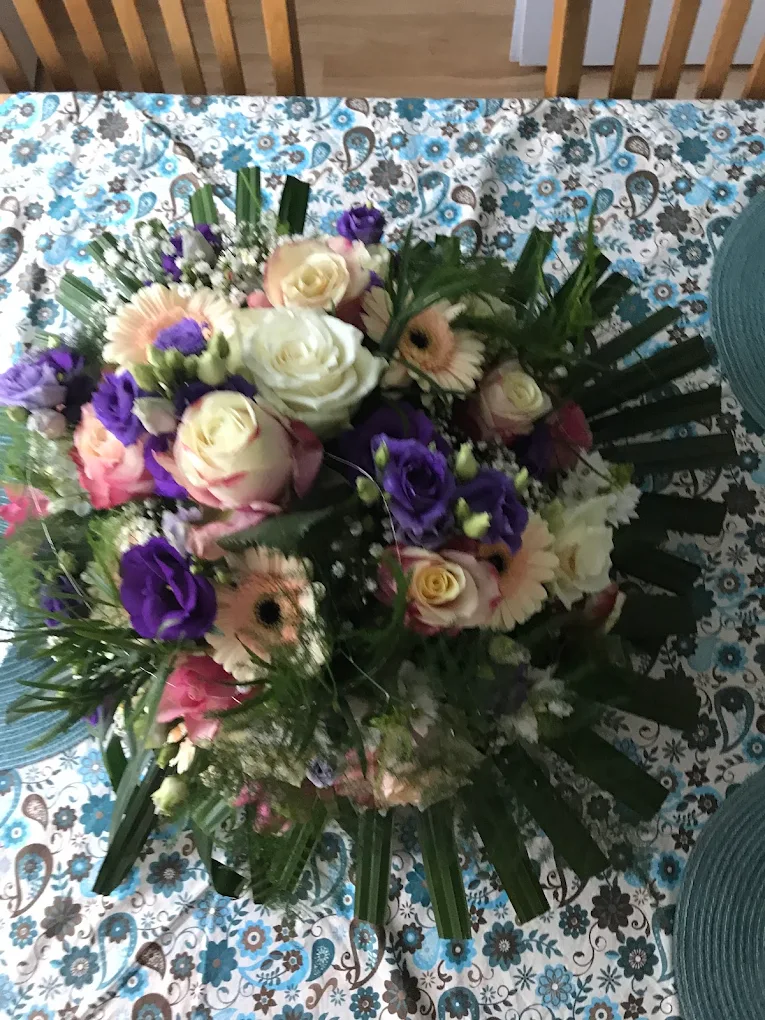 Strauß mit lila und weißen Rosen und Lisianthus