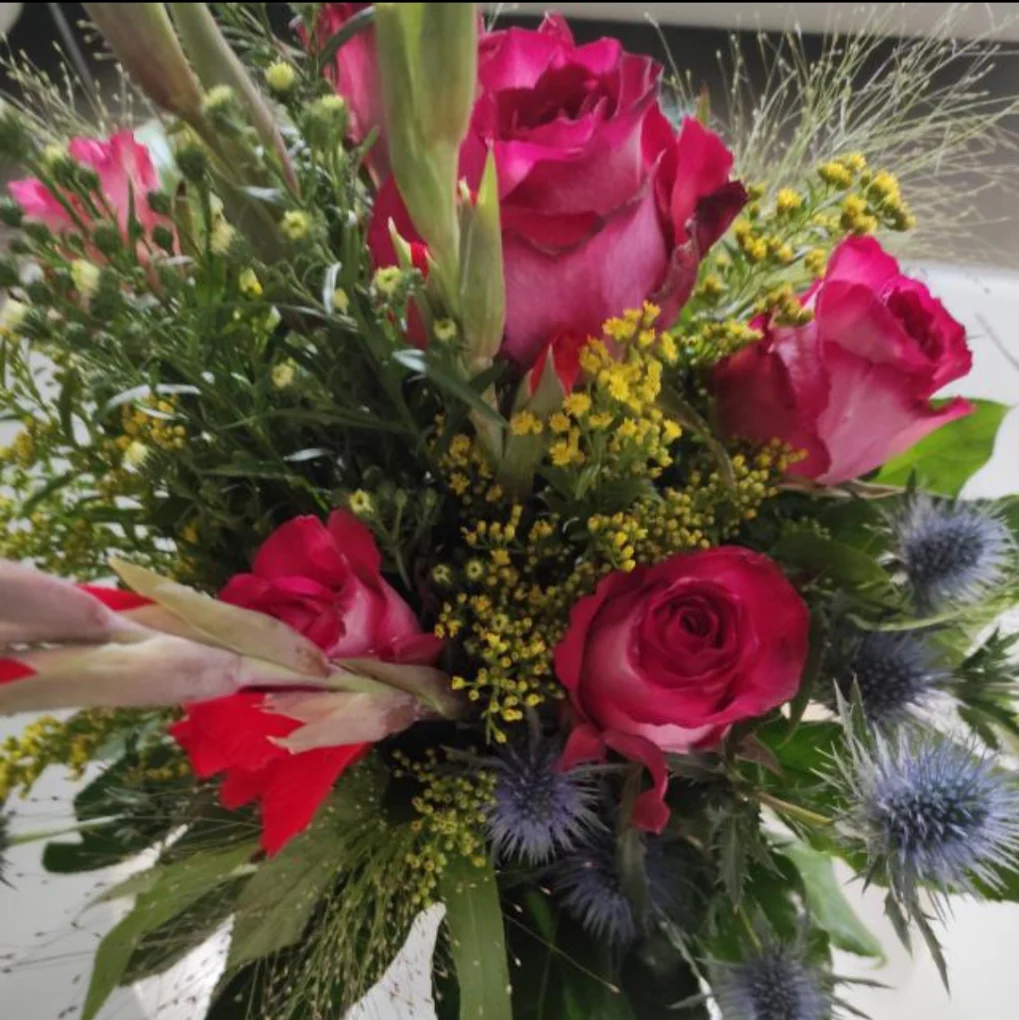 Strauß mit pinken Rosen, Solidago und blauer Distel